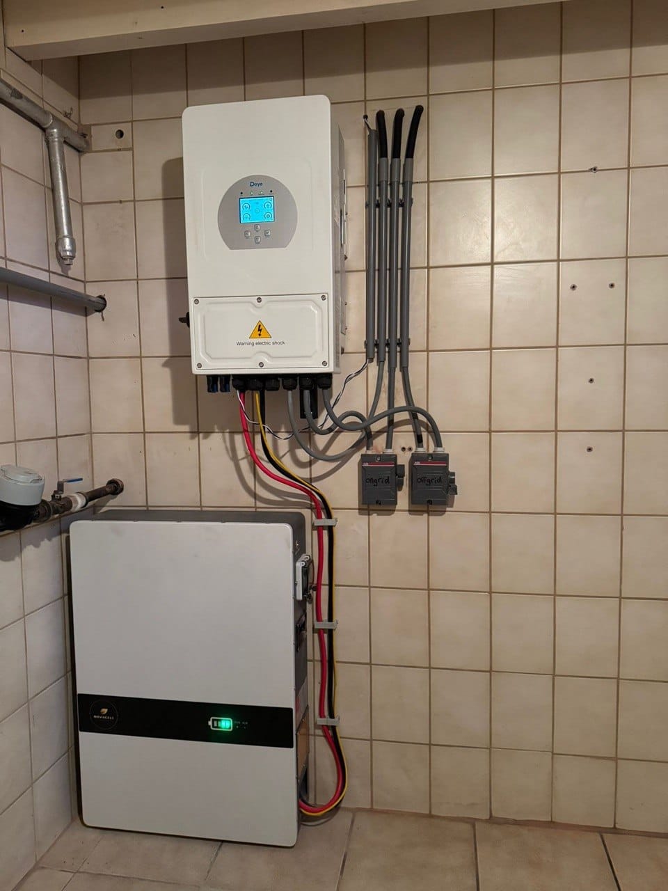 Deye hybride omvormer met Novacell batterij geplaatst in bijkeuken