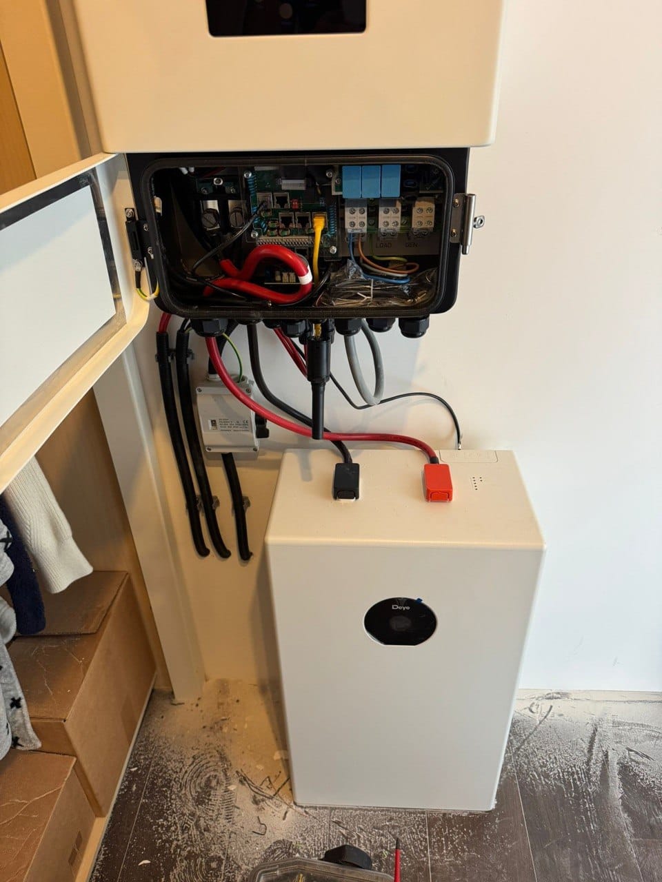 Detail van Deye installatie door De Kei, bekabeling en aansluitbox, onderdeel van BTW factuur