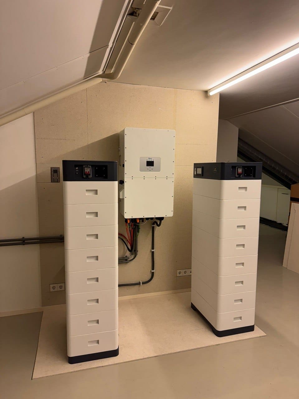 Deye thuisbatterij door De Kei Verduurzaming, 3,fase systeem met twee modulaire batterijstacks