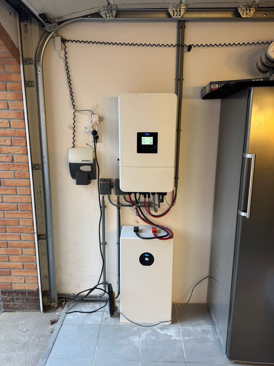 Deye thuisbatterij AC-gekoppeld retrofit op bestaande zonnepanelen, garage-installatie